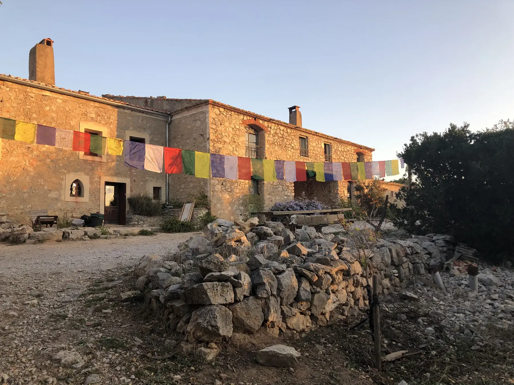 Façade en pierre de l’Écodomaine de la Belle Auriole