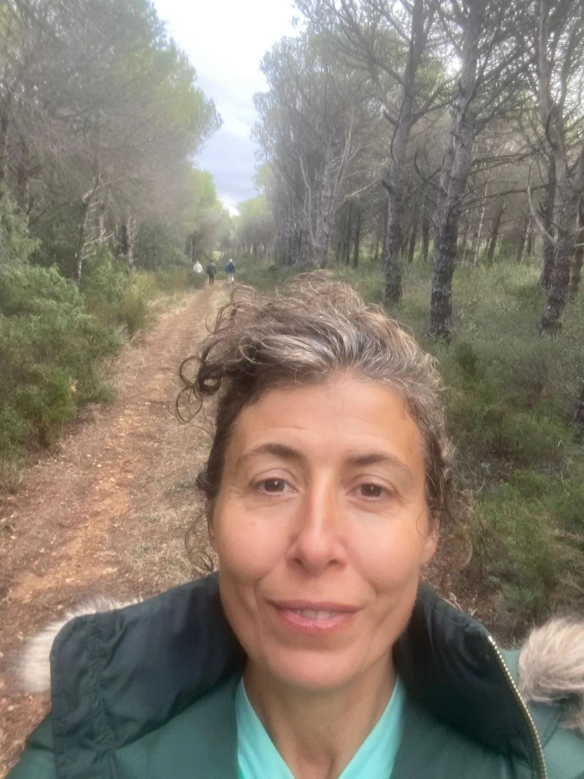 Stéphanie en marche sur un sentier forestier